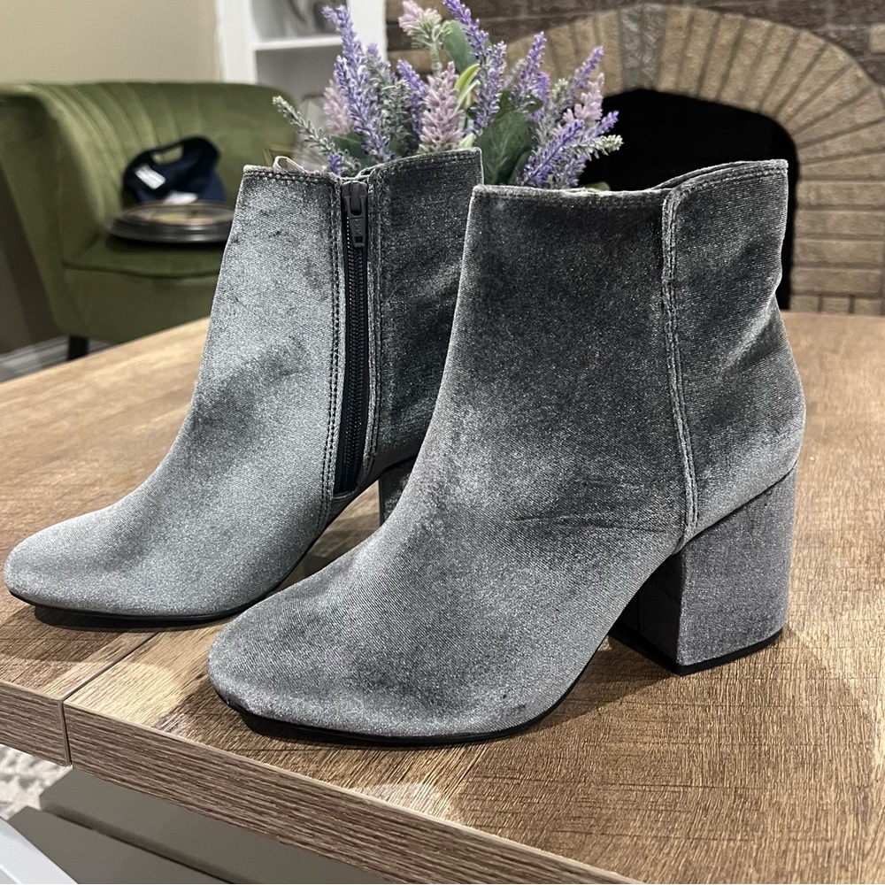 Aldo Women's 7.5 velvet Ankle Boots Masen silver